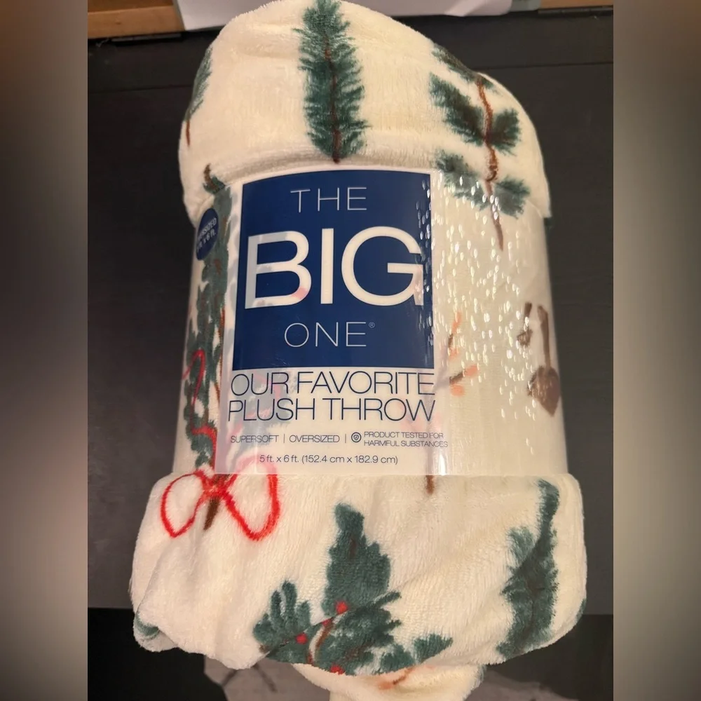NWT, The Big One Festive Plush Throw